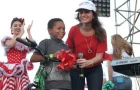 La primera dama Katia Nule y la Reina Carolina entregando regalos a los niños.