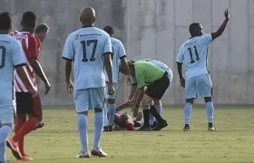 Sus compañeros de juego atienden a Gabriel Berdugo, tras desplomarse durante el partido de las estrellas.