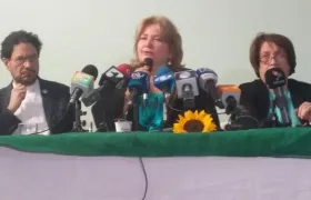 El senador Iván Cepeda, Gloria Flórez, esposa de Carlos Pino y la senadora Aida Avella.