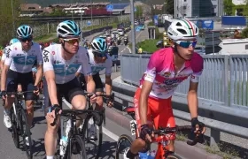 Iván Ramiro Sosa trepa la cuesta seguido del Team Sky. 