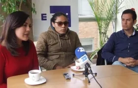  Yadira Aguagallo (i), pareja del fotoperiodista Paúl Rivas; Alejandro Ortega (c), hermano del periodista, Javier Ortega; y Cristian Segarra (d), hijo del conductor Efraín Segarra.