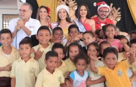 El Gobernador Eduardo Verano, el Secretario de Educación Dagoberto Barraza, con las reinas y los niños.
