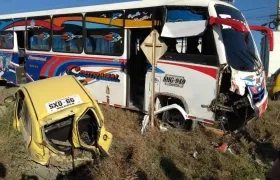 Así quedaron el bus de Galapa y el taxi chocado en la Cordialidad.