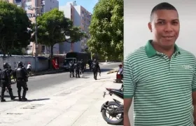 Agentes del Esmad en Medicina Legal y José De Los Reyes Cantillo Padilla.