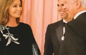  Isabel Preysler luciendo el bolso junto a Mario Vargas Llosa.