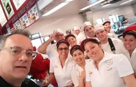El actor Tom Hanks y el personal del restaurante.