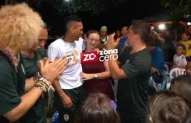 El futbolista Raúl Peñaranda le pide matrimonio a su novia.