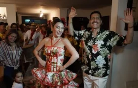 El empresario Enrique Chapman y la Reina del Carnaval. 