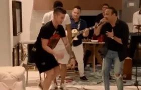 James bailando junto a Teo y Wilfran Castillo.