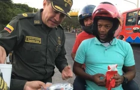 El coronel Francisco Arias, Comandante Operativo de la Policía del Atlántico, entrega muñecos en miniatura para fin de año.