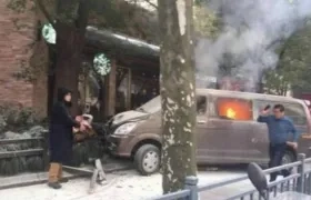 El vehículo perdió el control, se metió en una zona peatonal y resultaron heridos el conductor y 17 peatones.