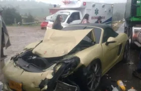 Las autoridades investigan las causas del accidente en que chocaron dos carros lujosos.