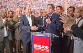 El general en retiro Luis Mendieta sella la alianza con Germán Vargas Lleras.