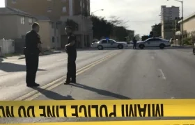 Policía acordona el lugar donde ocurre una emergencia por una toma de rehenes.