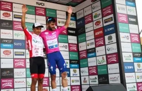 Fernando Gaviria celebra su camiseta de líder. 