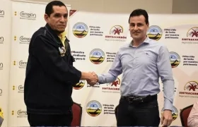 El presidente de Sintracarbón Aldo Amaya  y el jefe negociador de la empresa Roque Castaño