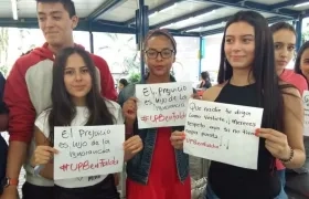 Estudiantes protestan por artículo que pide vestirse con ropa discreta para no distraer.
