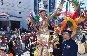La reina Andrea de Alba Polo, abriendo el desfile en la carrera 44.