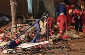 En el lugar de la explosión, personal sanitario, de bomberos y policías inspeccionó la zona afectada.