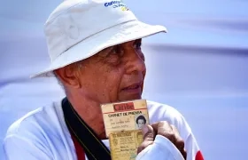 Jairo Buitrago cubriendo la Batalla de Flores en el Carnaval de Valeria.
