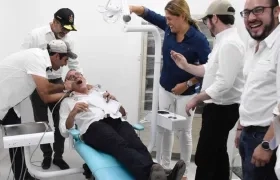 El Alcalde Alejandro Char "atendiendo" a Gobernador Eduardo Verano.