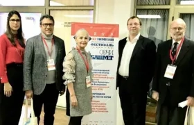 Rodolfo Molina junto a invitados del evento.