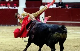 "El Juli", es embestido por el toro "Lancero en la Plaza de Toros Santamaría.
