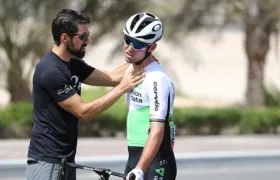 Médico atiende a Cavendish tras su caída. 