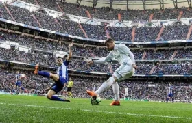 Daniel Torres intenta hacer un cierre sobre Theo Hernández. 