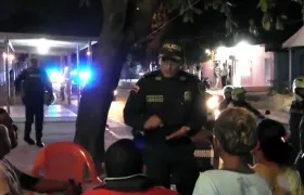 General Mariano Botero hablando con residentes del barrio Rebolo.