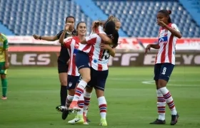 Las tiburonas celebran el primer gol de la tarde.