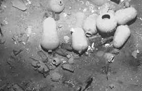Fotografía de elementos sumergibles, al parecer, del Galeón San José.