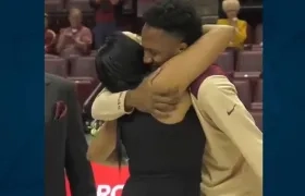 Braian Angola Rodas en momentos en que abraza a su mamá.