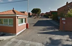 El colombiano iba en un furgón policíal y al descender del vehículo agredió a un policía y huyó, luego se produjo su muerte.