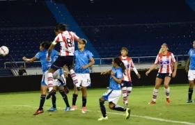 Kellys Peduzine remató de cabeza para dar la victoria a las Tiburonas. 