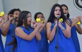 La coral 'Sirenas' portaron flores en el evento.