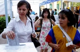Ciudadanos colombianos residentes en Madrid fueron registrados al votar en una urna instalada en la Embajada de su país en España.
