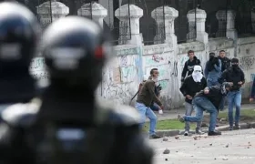 Los jóvenes lanzaron piedras al Esmad.