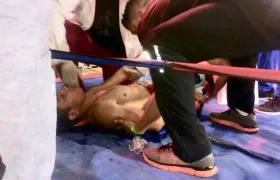 Yeison Cohen en el piso, tras el combate. 