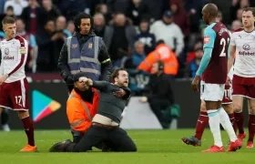 Hinchas del West Ham United encaran a los jugadores. 