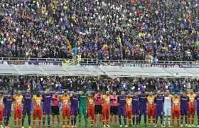 Jugadores rindiendo homenaje a Davide Astori. 
