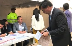 El Registrador Juan Carlos Galindo, ejerciendo su derecho al voto.