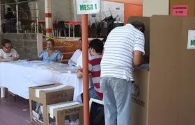 En algunos puestos de votación faltaron las consultas interpartidistas.