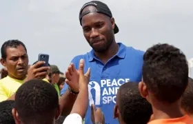 El futbolista compartió con los niños en la playa.