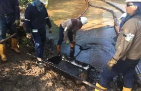 Técnicos de Ecopetrol intentando controlar el derrame.