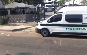 El vehículo de la Policía con los capturados en su interior, en la puerta de la Cárcel.