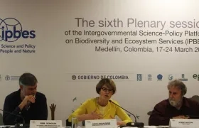La secretaria ejecutiva de IPBES, Anne Larigauderie (c), el presidente de la IPBES, sir Robert Watson (d), y el copresidente de la evaluación de degradación de la tierra y restauración, Bob Scholes (i).