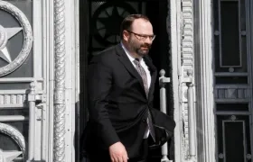 El embajador canadiense en Rusia, John R. Kur (c), sale del Ministerio de Asuntos Exteriores ruso en Moscú.