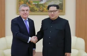 Una foto del líder norcoreano Kim Jong-un y Thomas Bach, presidente del Comité Olímpico Internacional.