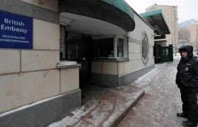 Un guardia ruso permanece afuera de la embajada británica en Moscú.